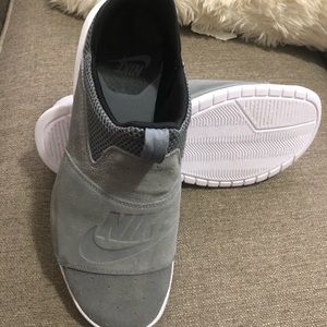 NEW Nike Bonessi slip ons size 9.5 men’s